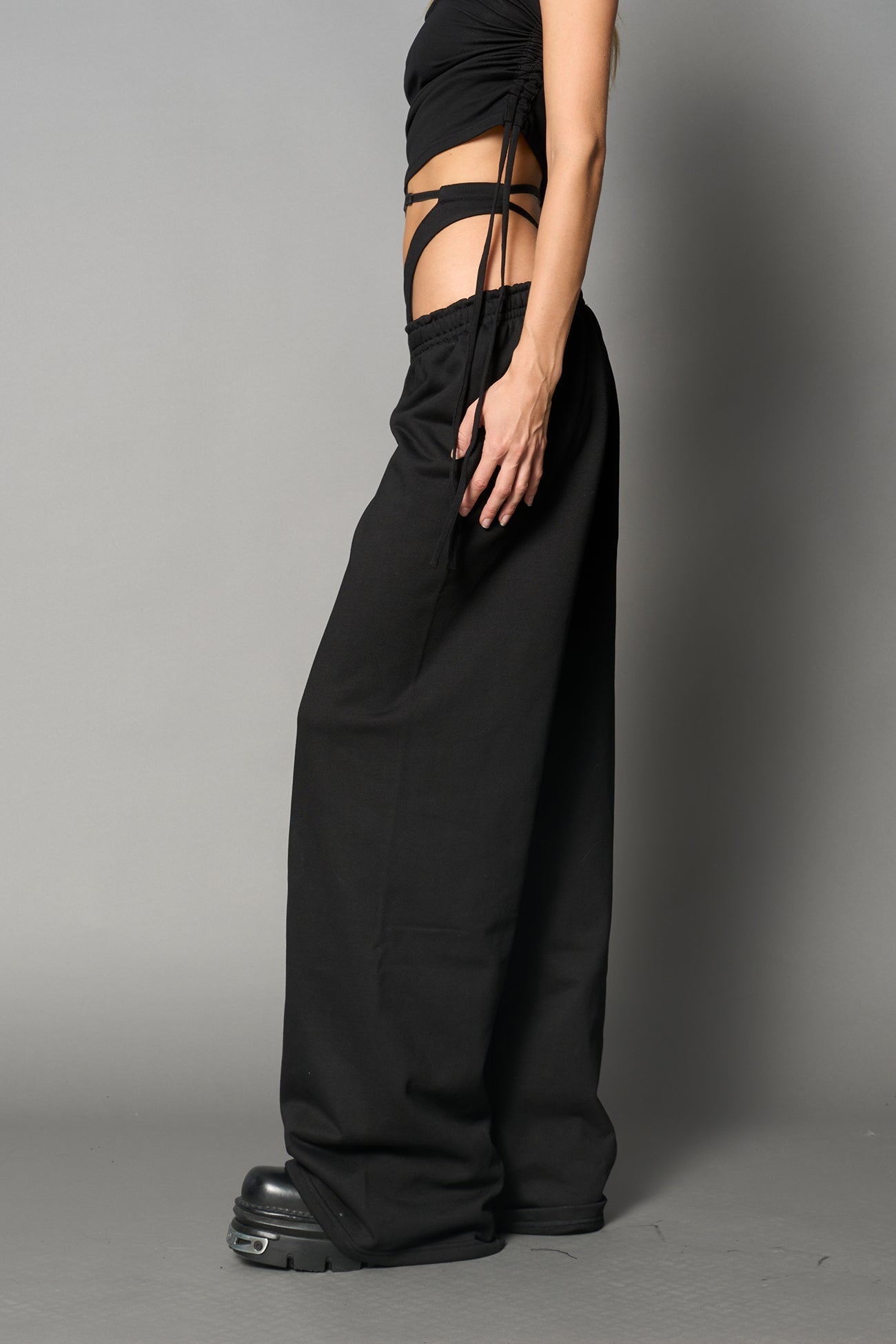 NAMILIA Beverly Hills G - String Sweatpants - BLACK, xs