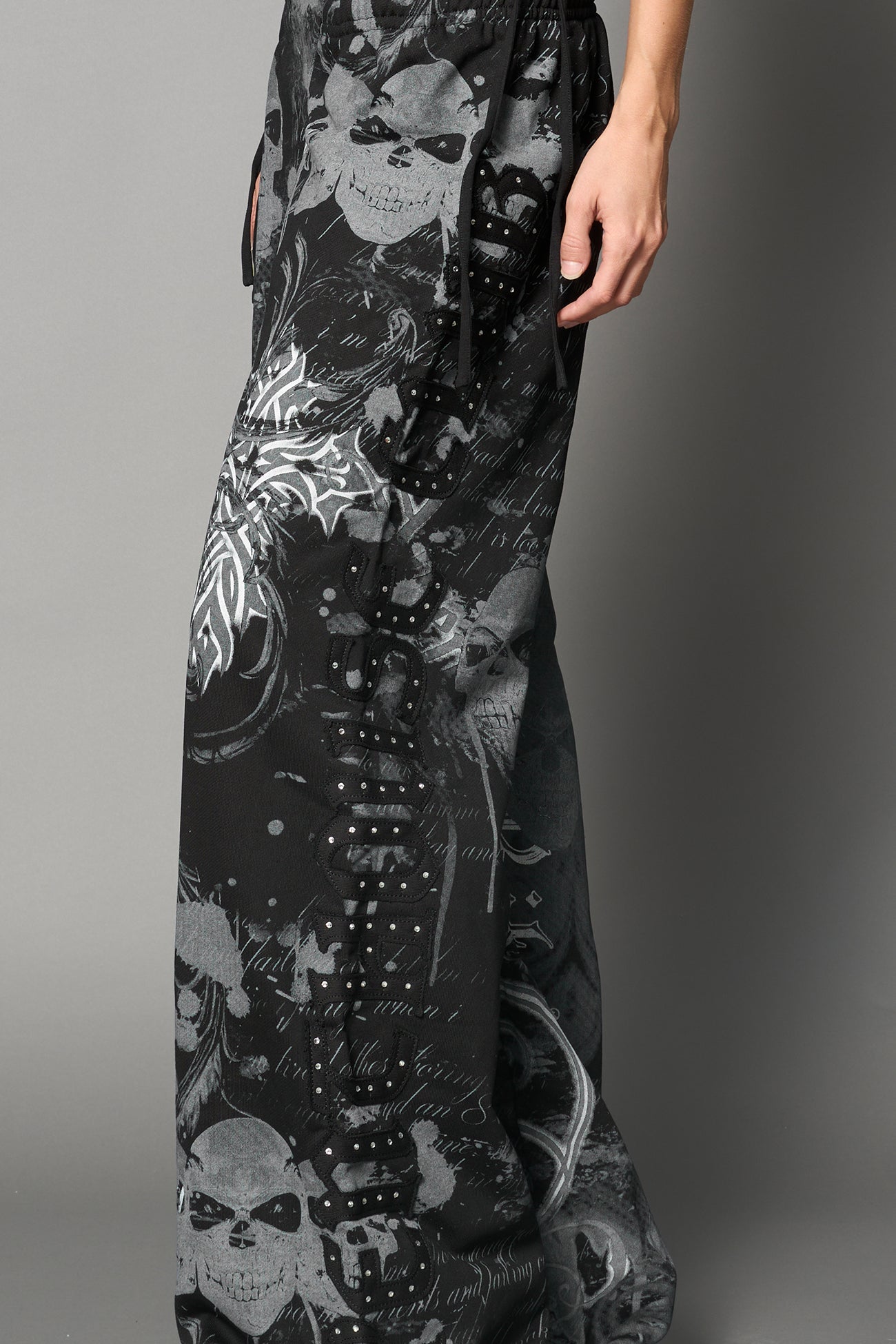 NAMILIA Beverly Hills G - String Sweatpants - BLACK-PRINT, xs
