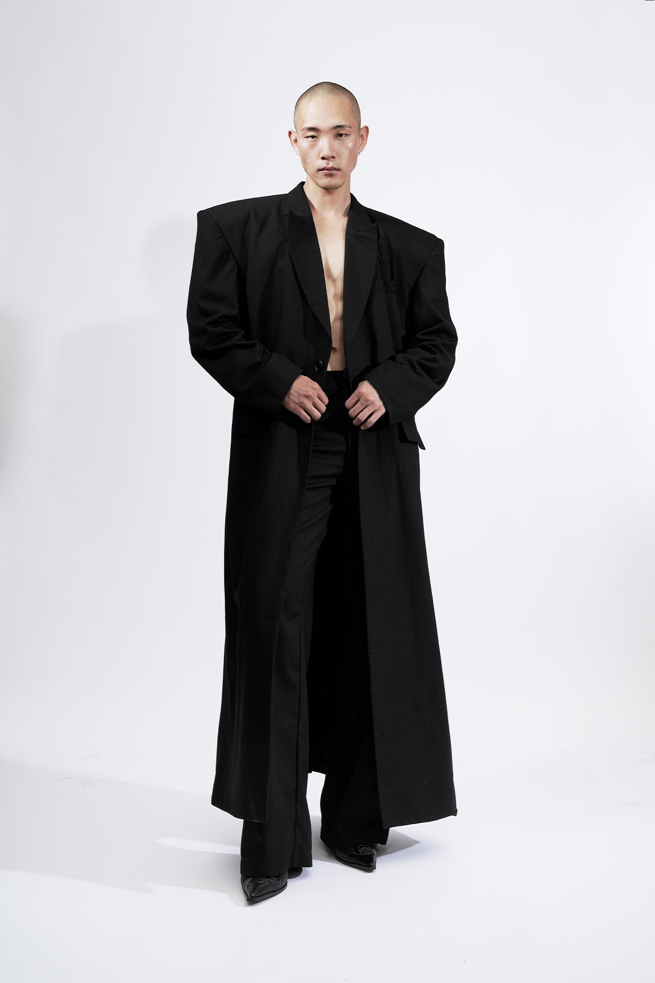 long blazer coat in black wool with exagerated shoulders and lapel