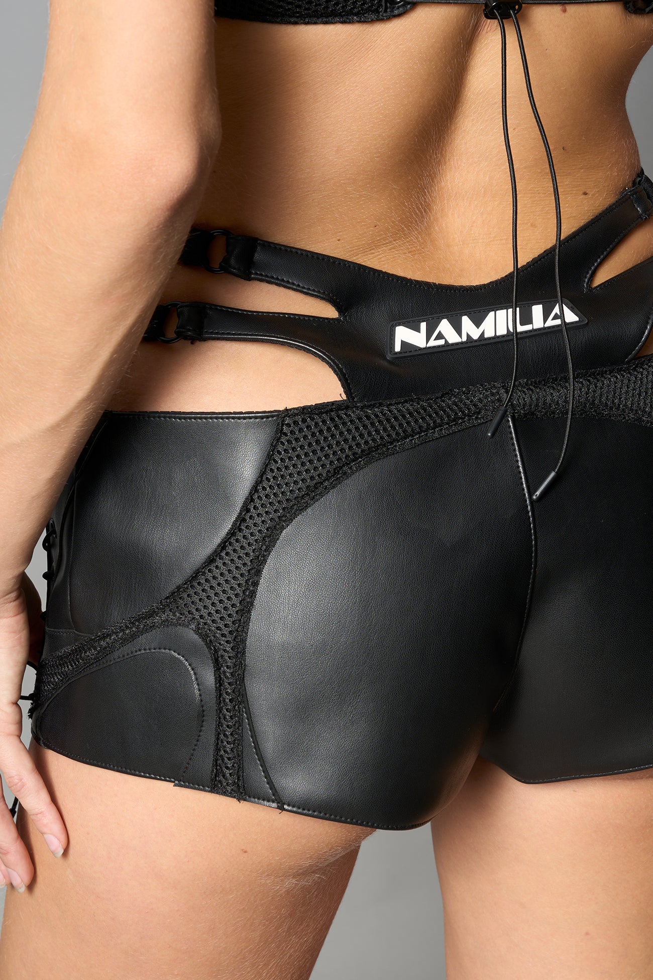 NAMILIA Sneaker Hot Pants - BLACK, xs