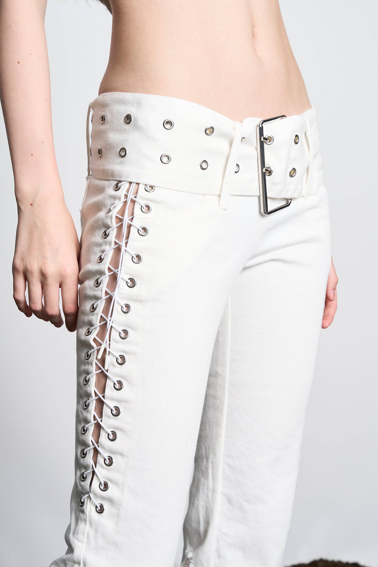 NAMILIA Belted Distressed Pants - White, xs