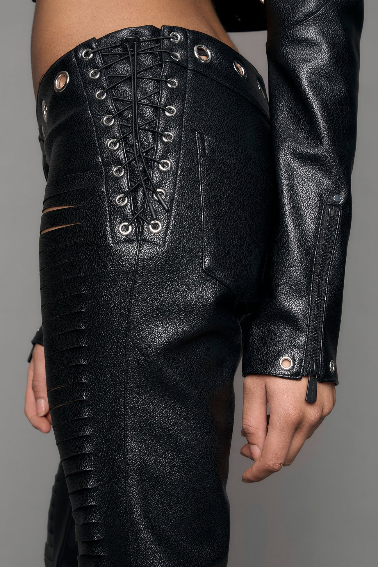 NAMILIA Lasercut Low Waist Pant - black, xs