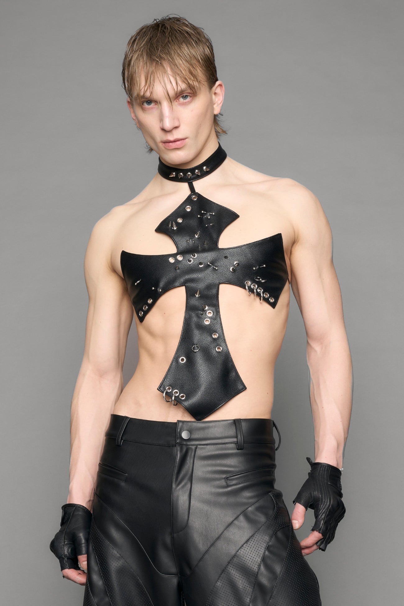 NAMILIA Pierced Cross Top - black, xs